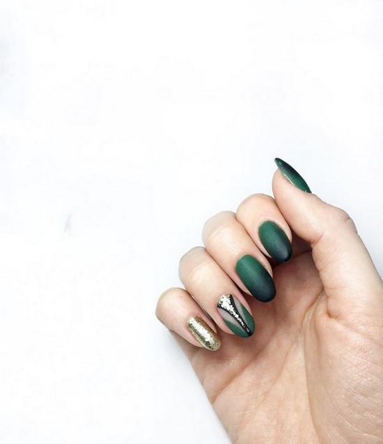 Manucure sombre à la mode - belles photos de l'idée de manucure dans des tons sombres