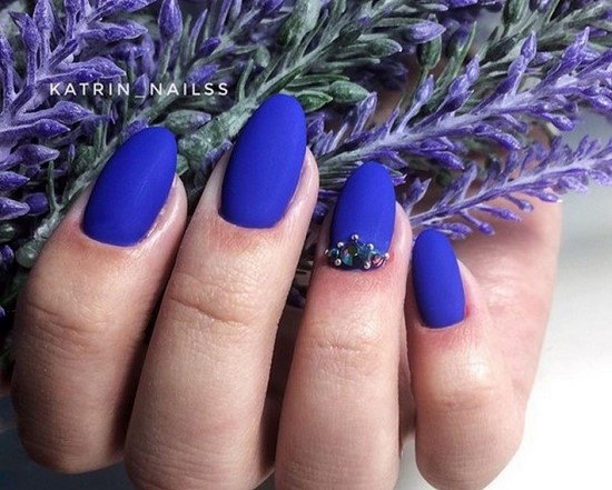 Manucure sombre à la mode - belles photos de l'idée de manucure dans des tons sombres