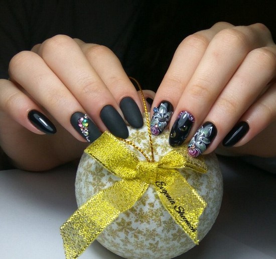 Manucure sombre à la mode - belles photos de l'idée de manucure dans des tons sombres