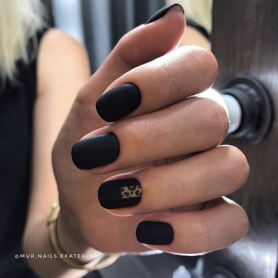 Manucure sombre à la mode - belles photos de l'idée de manucure dans des tons sombres