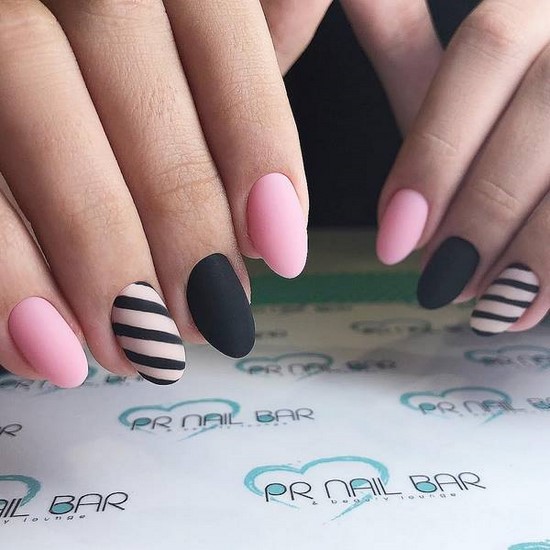 Manucure sombre à la mode - belles photos de l'idée de manucure dans des tons sombres