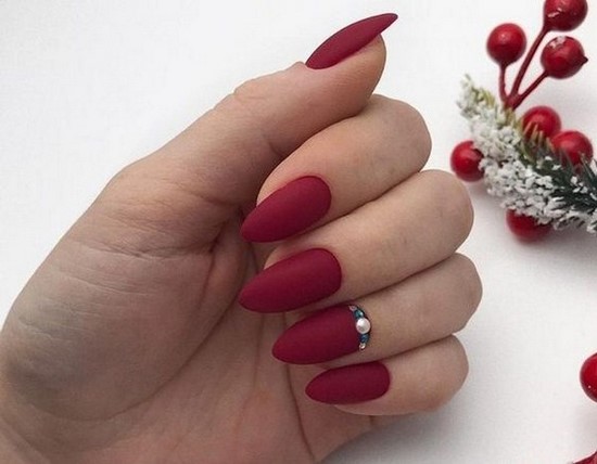 Manucure sombre à la mode - belles photos de l'idée de manucure dans des tons sombres