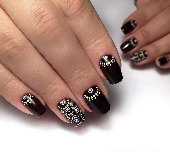 Manucure sombre à la mode - belles photos de l'idée de manucure dans des tons sombres