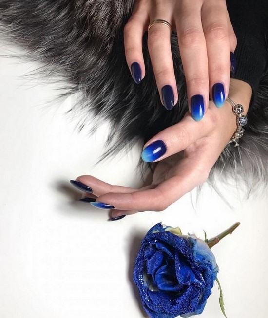 Manucure sombre à la mode - belles photos de l'idée de manucure dans des tons sombres