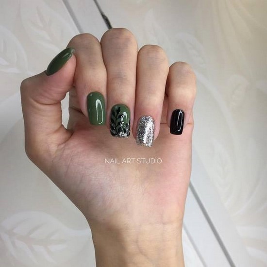 Manucure sombre à la mode - belles photos de l'idée de manucure dans des tons sombres