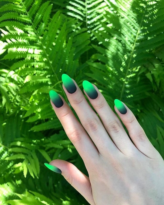 Manucure sombre à la mode - belles photos de l'idée de manucure dans des tons sombres