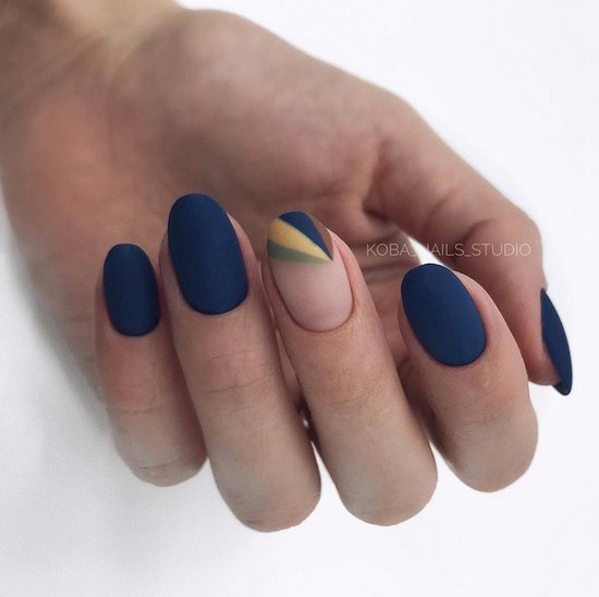 Manucure sombre à la mode - belles photos de l'idée de manucure dans des tons sombres