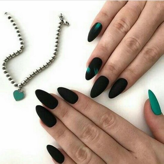 Manucure sombre à la mode - belles photos de l'idée de manucure dans des tons sombres
