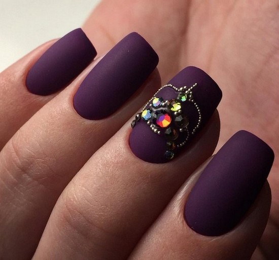 Manucure sombre à la mode - belles photos de l'idée de manucure dans des tons sombres