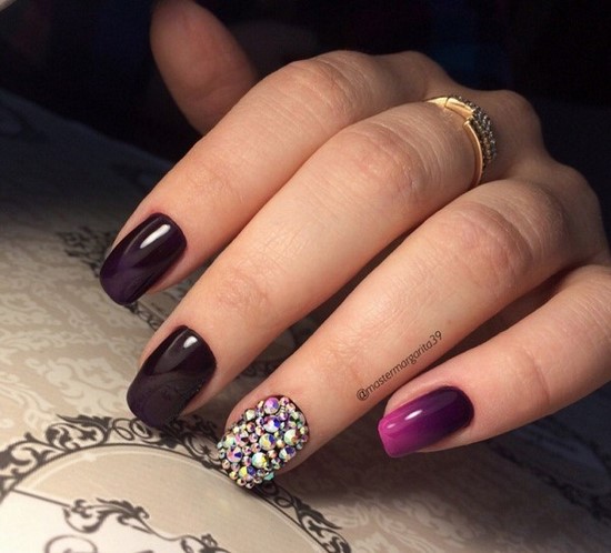 Manucure sombre à la mode - belles photos de l'idée de manucure dans des tons sombres