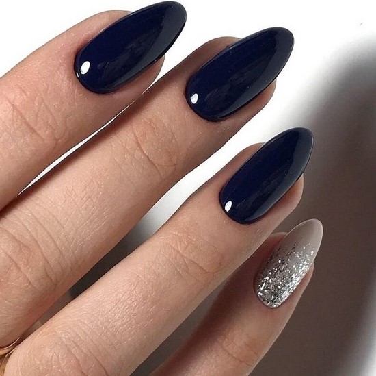 Manucure sombre à la mode - belles photos de l'idée de manucure dans des tons sombres