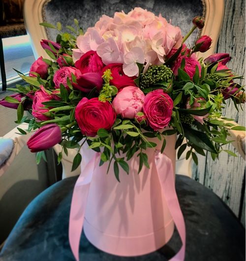 Tendance floristique à la mode: des fleurs à faire soi-même dans une boîte