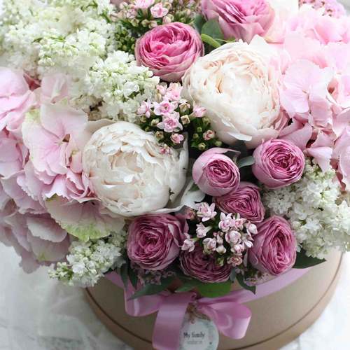 Tendance floristique à la mode: des fleurs à faire soi-même dans une boîte