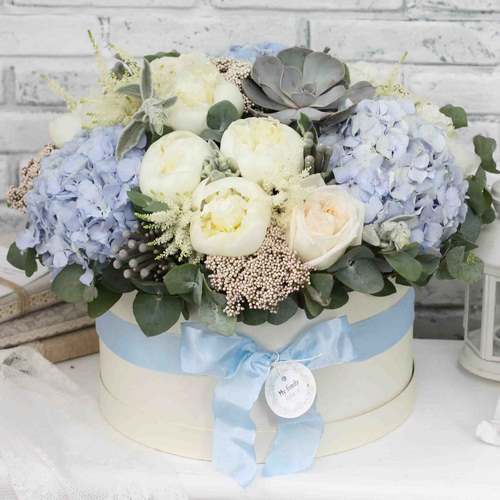 Tendance floristique à la mode: des fleurs à faire soi-même dans une boîte