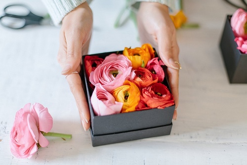 Tendance floristique à la mode: des fleurs à faire soi-même dans une boîte
