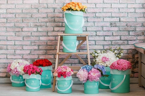 Tendance floristique à la mode: des fleurs à faire soi-même dans une boîte