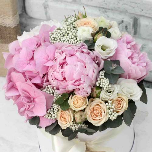 Tendance floristique à la mode: des fleurs à faire soi-même dans une boîte