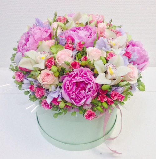 Tendance floristique à la mode: des fleurs à faire soi-même dans une boîte