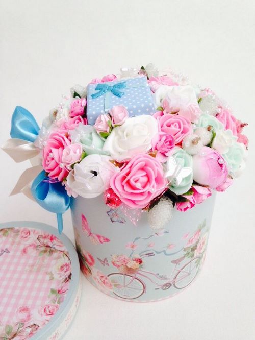 Tendance floristique à la mode: des fleurs à faire soi-même dans une boîte