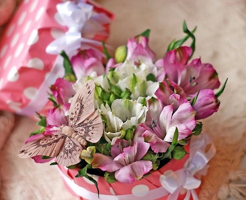 Tendance floristique à la mode: des fleurs à faire soi-même dans une boîte