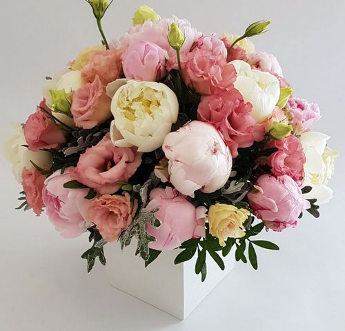 Tendance floristique à la mode: des fleurs à faire soi-même dans une boîte