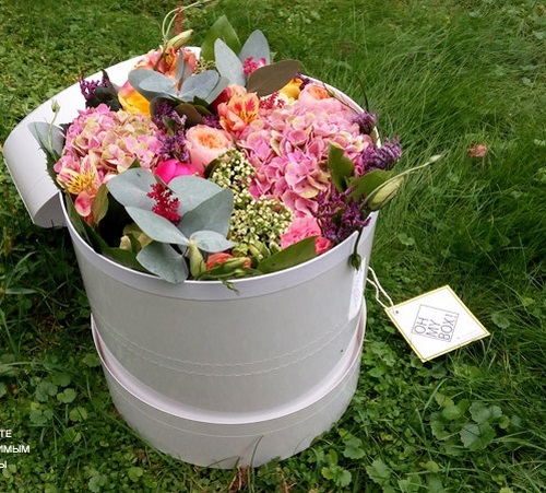 Tendance floristique à la mode: des fleurs à faire soi-même dans une boîte