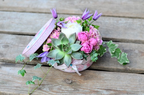 Tendance floristique à la mode: des fleurs à faire soi-même dans une boîte