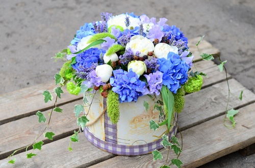 Tendance floristique à la mode: des fleurs à faire soi-même dans une boîte