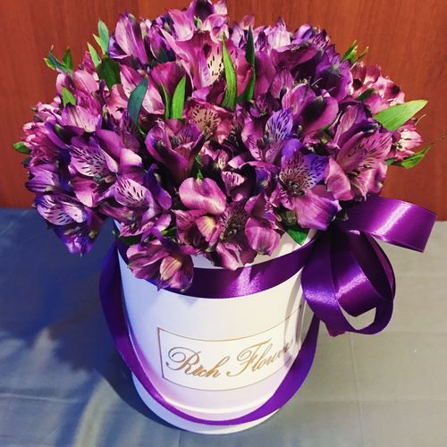 Tendance floristique à la mode: des fleurs à faire soi-même dans une boîte