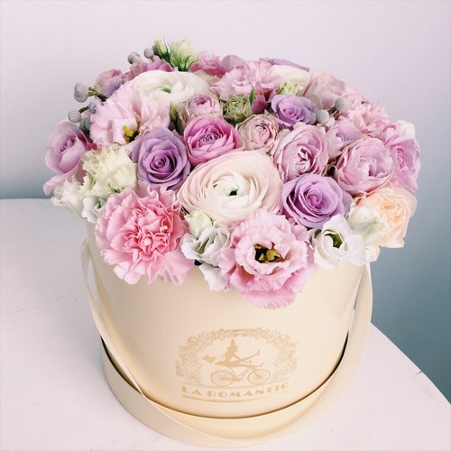 Tendance floristique à la mode: des fleurs à faire soi-même dans une boîte