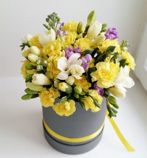 Tendance floristique à la mode: des fleurs à faire soi-même dans une boîte