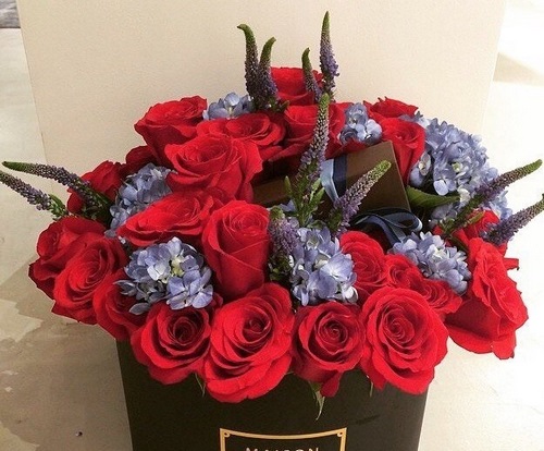 Tendance floristique à la mode: des fleurs à faire soi-même dans une boîte