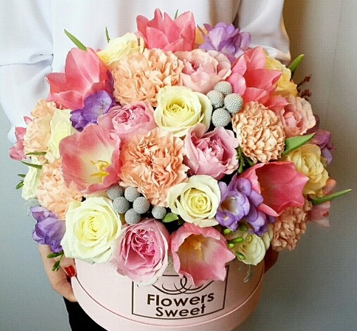 Tendance floristique à la mode: des fleurs à faire soi-même dans une boîte