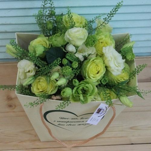 Tendance floristique à la mode: des fleurs à faire soi-même dans une boîte