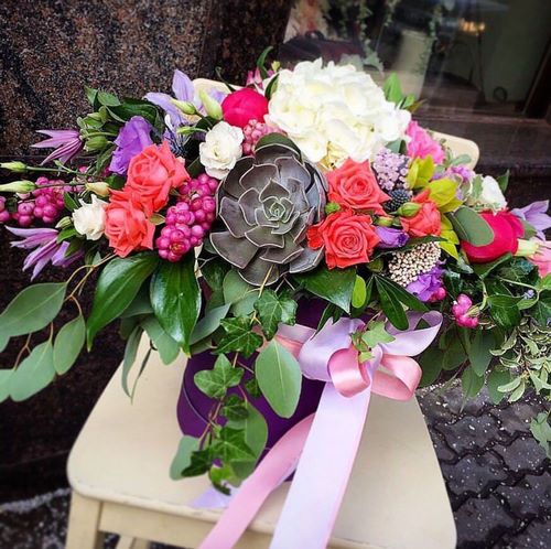 Tendance floristique à la mode: des fleurs à faire soi-même dans une boîte