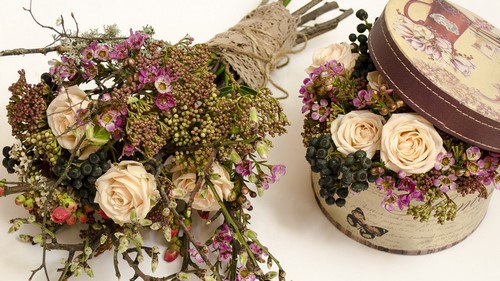 Tendance floristique à la mode: des fleurs à faire soi-même dans une boîte