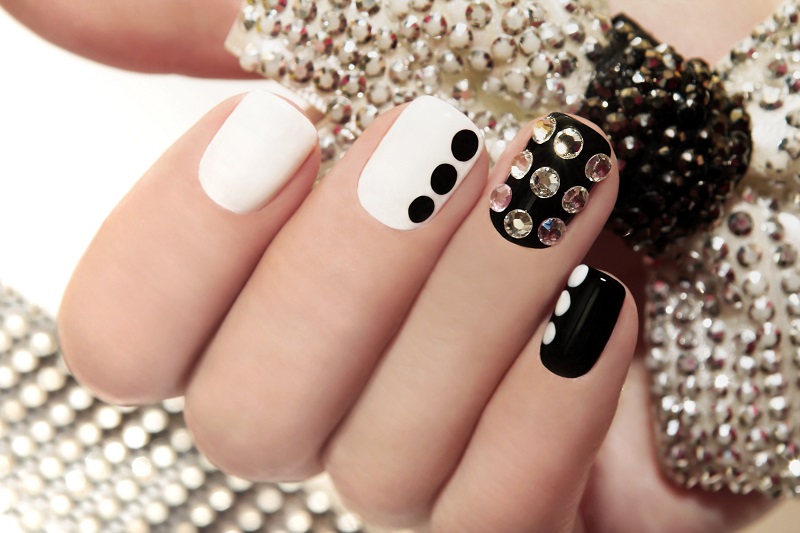 Manucure à la mode aux petits pois: idées et nouveautés photo