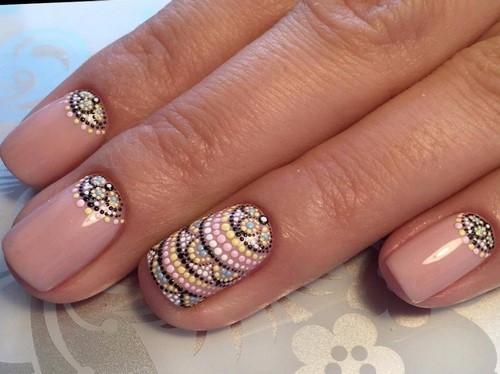 Manucure à la mode aux petits pois: idées et nouveautés photo