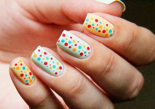 Manucure à la mode aux petits pois: idées et nouveautés photo