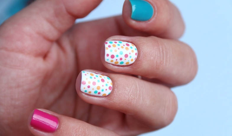Manucure à la mode aux petits pois: idées et nouveautés photo