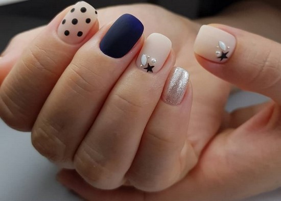 Belle manucure sur les ongles carrés - idées de conception de photos, tendances de la mode