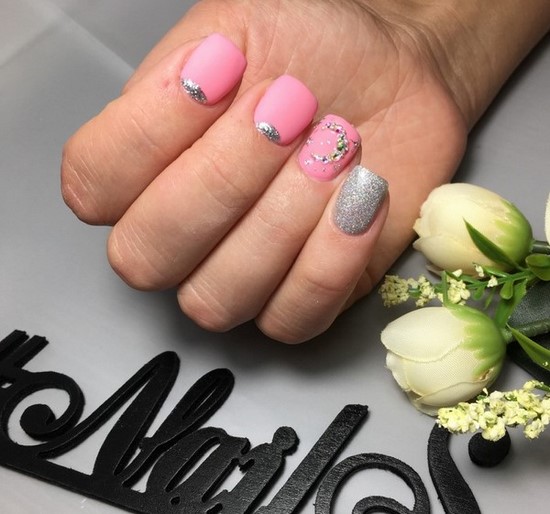 Belle manucure sur les ongles carrés - idées de conception de photos, tendances de la mode