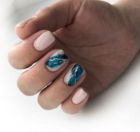 Belle manucure sur les ongles carrés - idées de conception de photos, tendances de la mode