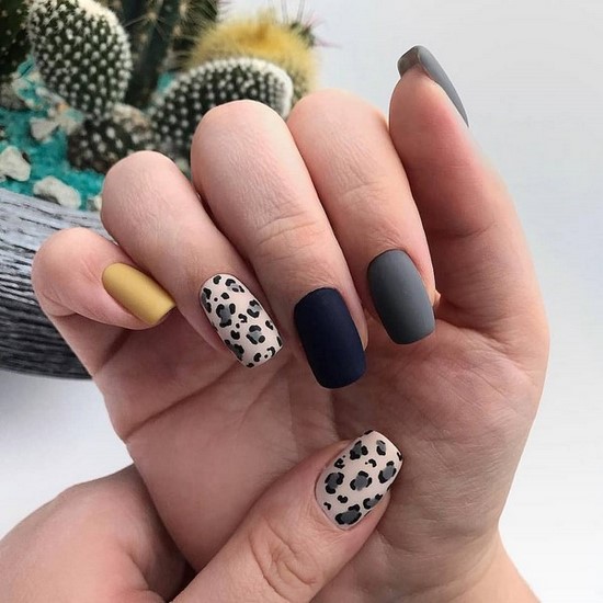 Belle manucure sur les ongles carrés - idées de conception de photos, tendances de la mode