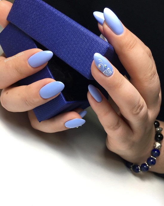 Manucure simple pour les débutants: manucure facile avec un simple vernis dans différentes techniques