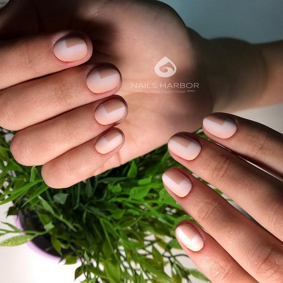 Manucure simple pour les débutants: manucure facile avec un simple vernis dans différentes techniques