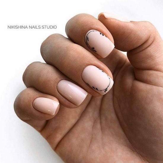 Manucure simple pour les débutants: manucure facile avec un simple vernis dans différentes techniques