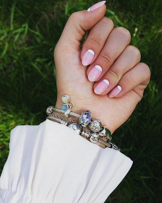 Manucure simple pour les débutants: manucure facile avec un simple vernis dans différentes techniques