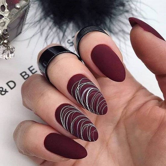 Manucure simple pour les débutants: manucure facile avec un simple vernis dans différentes techniques