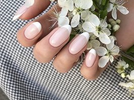 Manucure simple pour les débutants: manucure facile avec un simple vernis dans différentes techniques